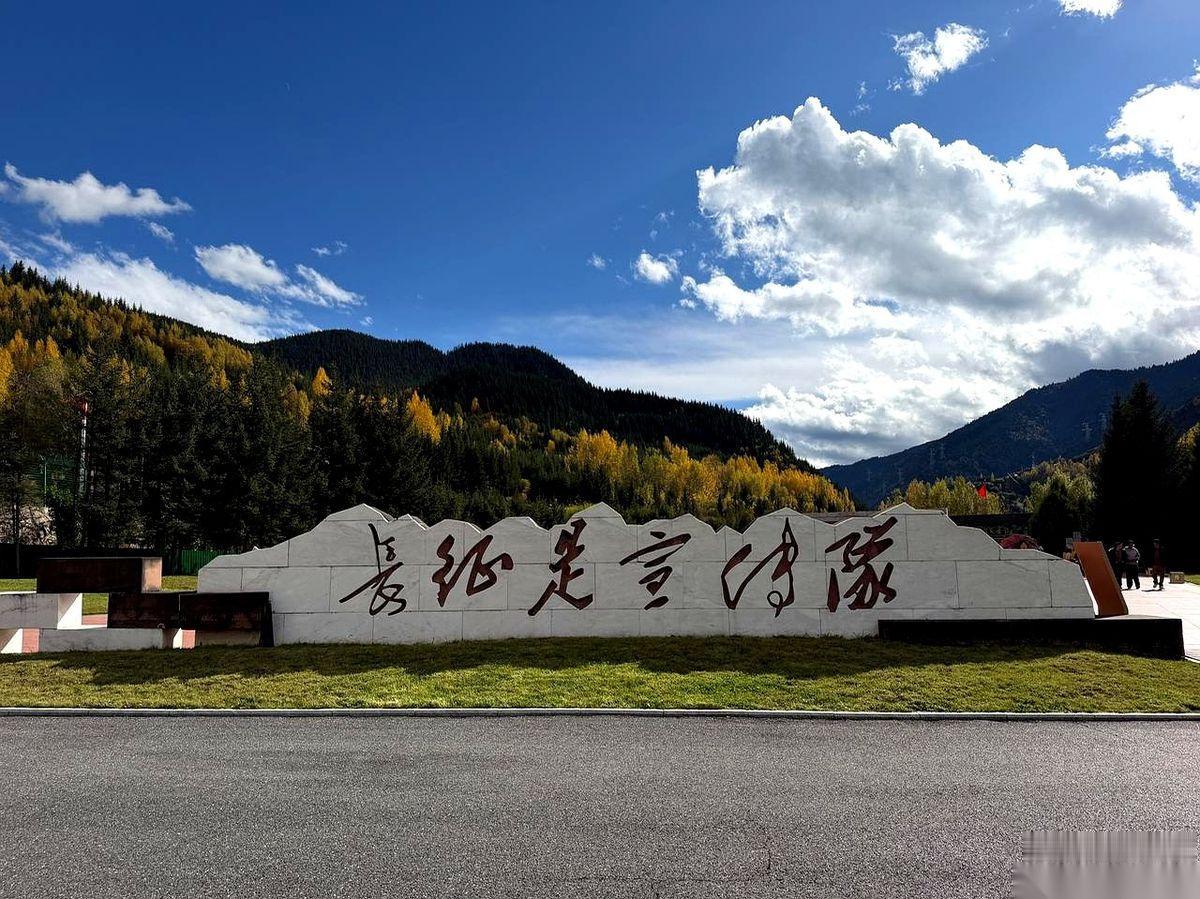 坐川青铁路到黄龙九寨站的人，在川主寺一抬头，就能望见元宝山上高大的长征总碑，但翻