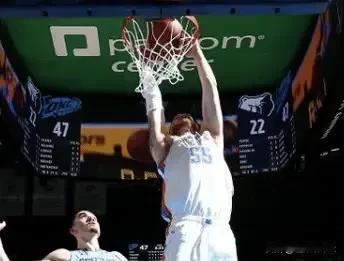 04月21日的NBA季后赛G1赛事中，雷霆以131 - 80的比分战胜了灰熊。