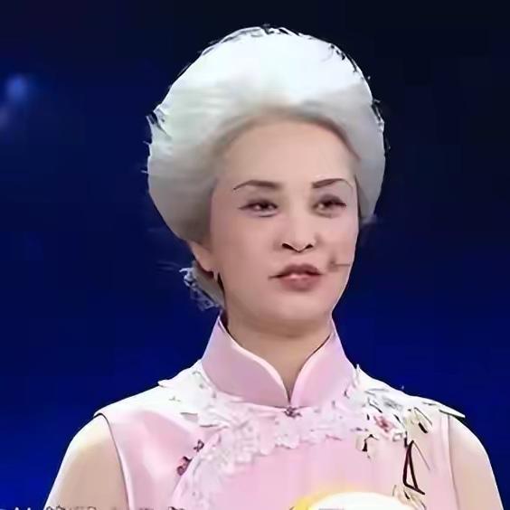 你能想象吗？有位女性两度瘫痪，还被丈夫狠心抛弃，一夜白头，却在64岁惊艳亮相央视