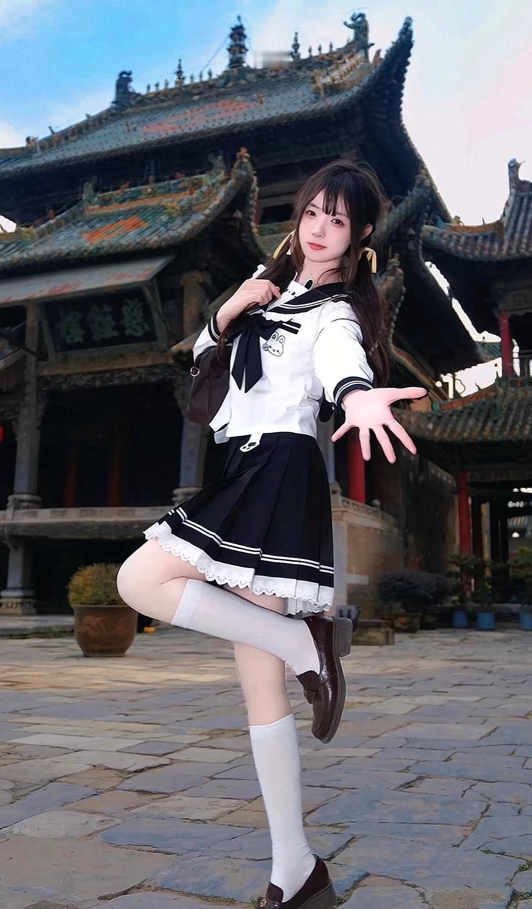 少女与传统建筑的完美融合，尽显东方韵味！