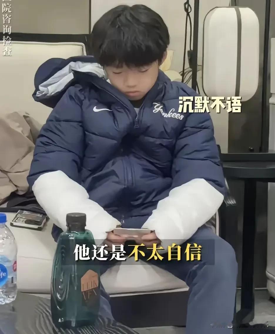 作为男孩子，
身高往往大于颜值，
邹市明二儿子身高捉急，
可把当妈的愁坏了，
邹