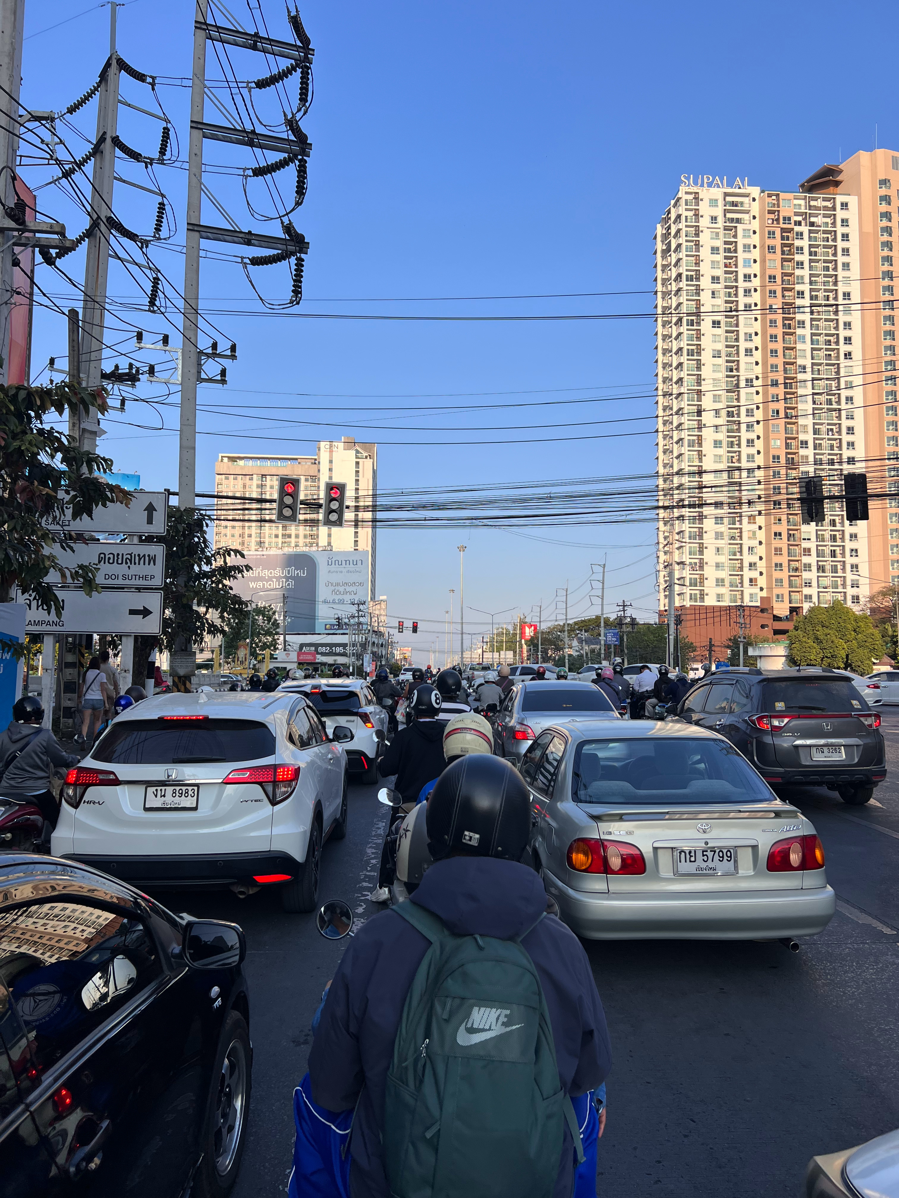 在清迈骑小摩托是比在北京骑电动车更爽啊，一来它是真的快，轻松上60-80。二来它