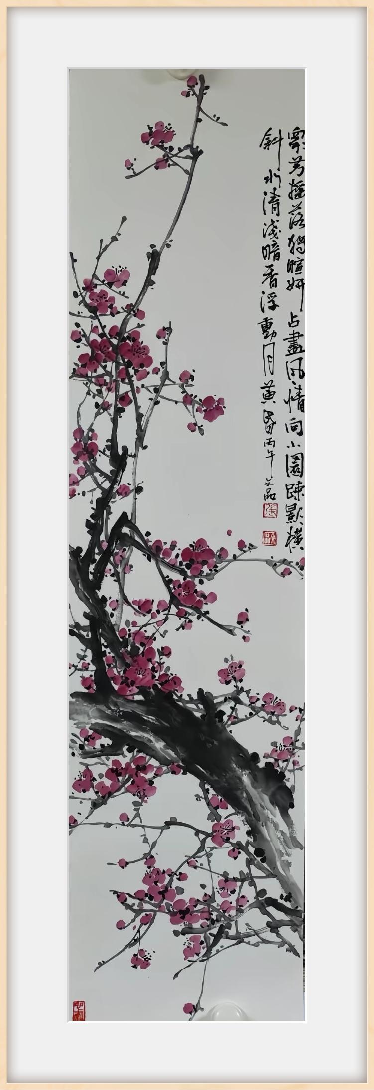 国画花鸟画里的红梅条幅。
在传统文化中，红梅象征着高洁、坚韧。这幅条幅挂在客厅，
