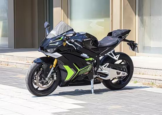 张雪机车香港彻底爆单🔥8.2万港元一车难求，紧急停止接单！

谁能想到？国产机