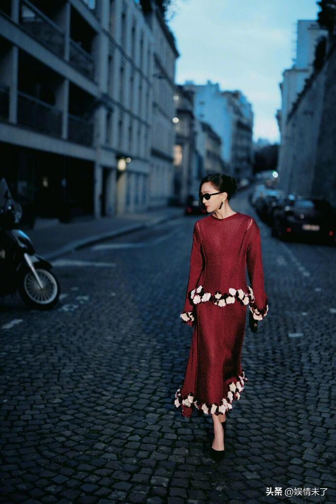 周迅巴黎这身酒红针织套装，美成东方玫瑰