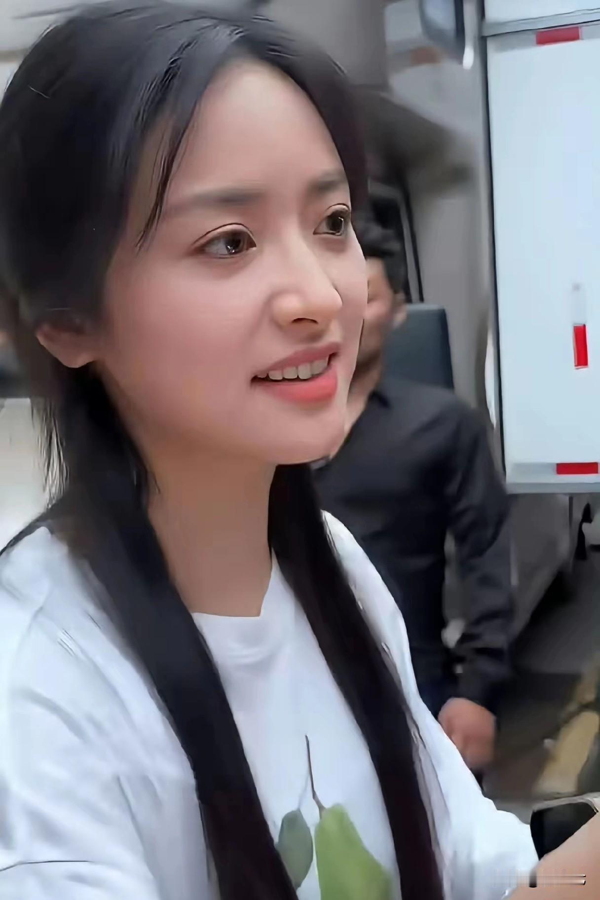王鹤棣的“不舒服”让沈月一天涨粉13.3万
因网友对《亲爱的客栈》的过分解读，王