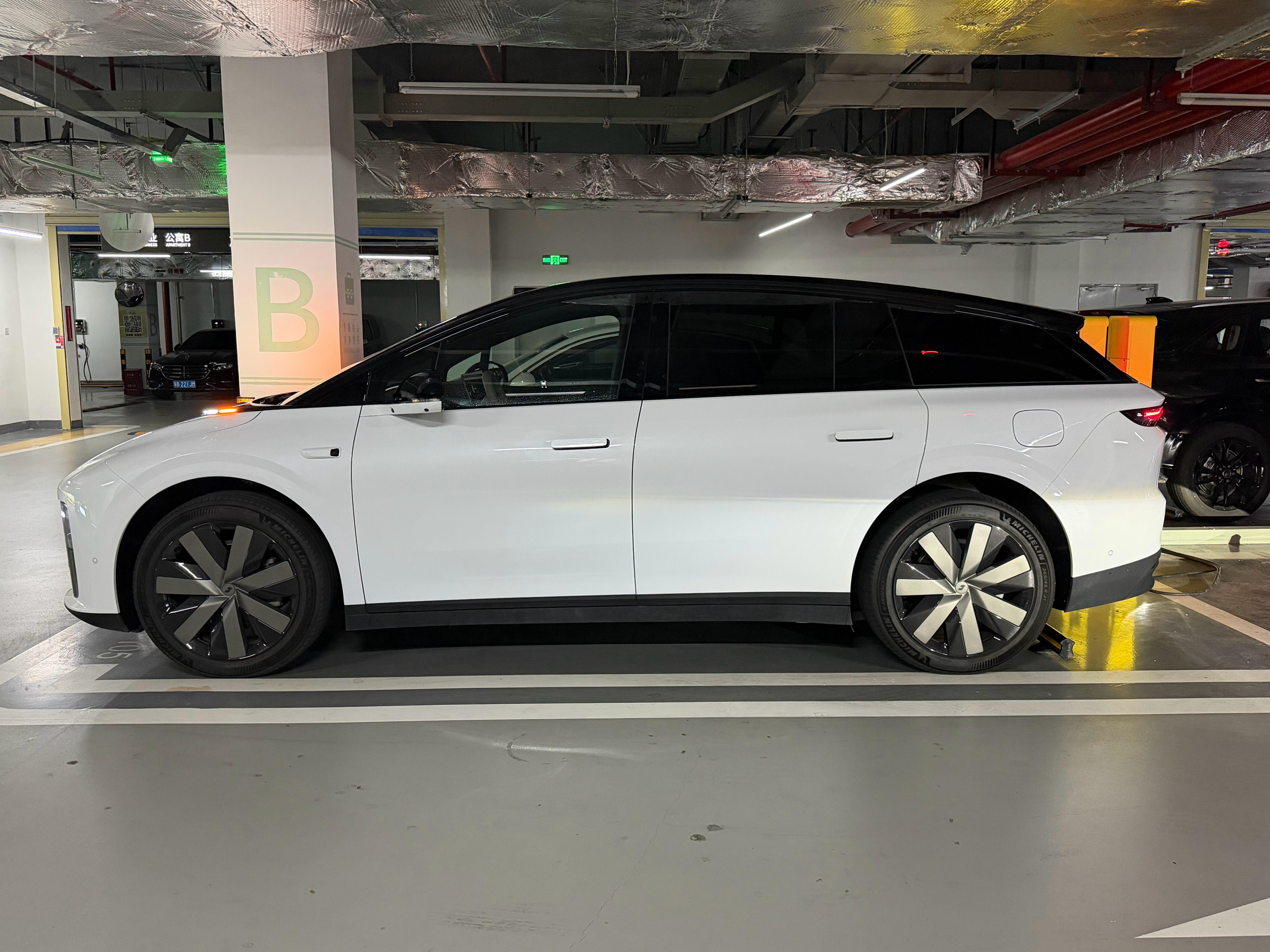 又又又换车开，理想i6 熟悉的味道，扎实的底盘，新的8.2车机。理想i6