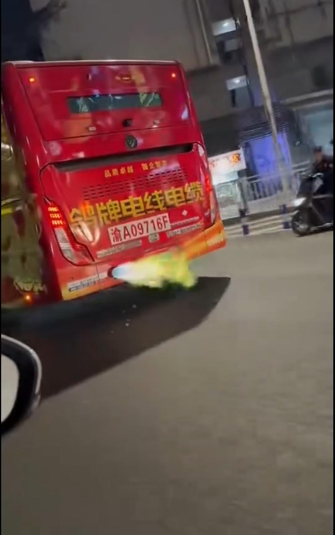重庆的公交车疑似“装上”了火箭发动机，在路上喷火加速驶离，比旁边的小汽车还快。