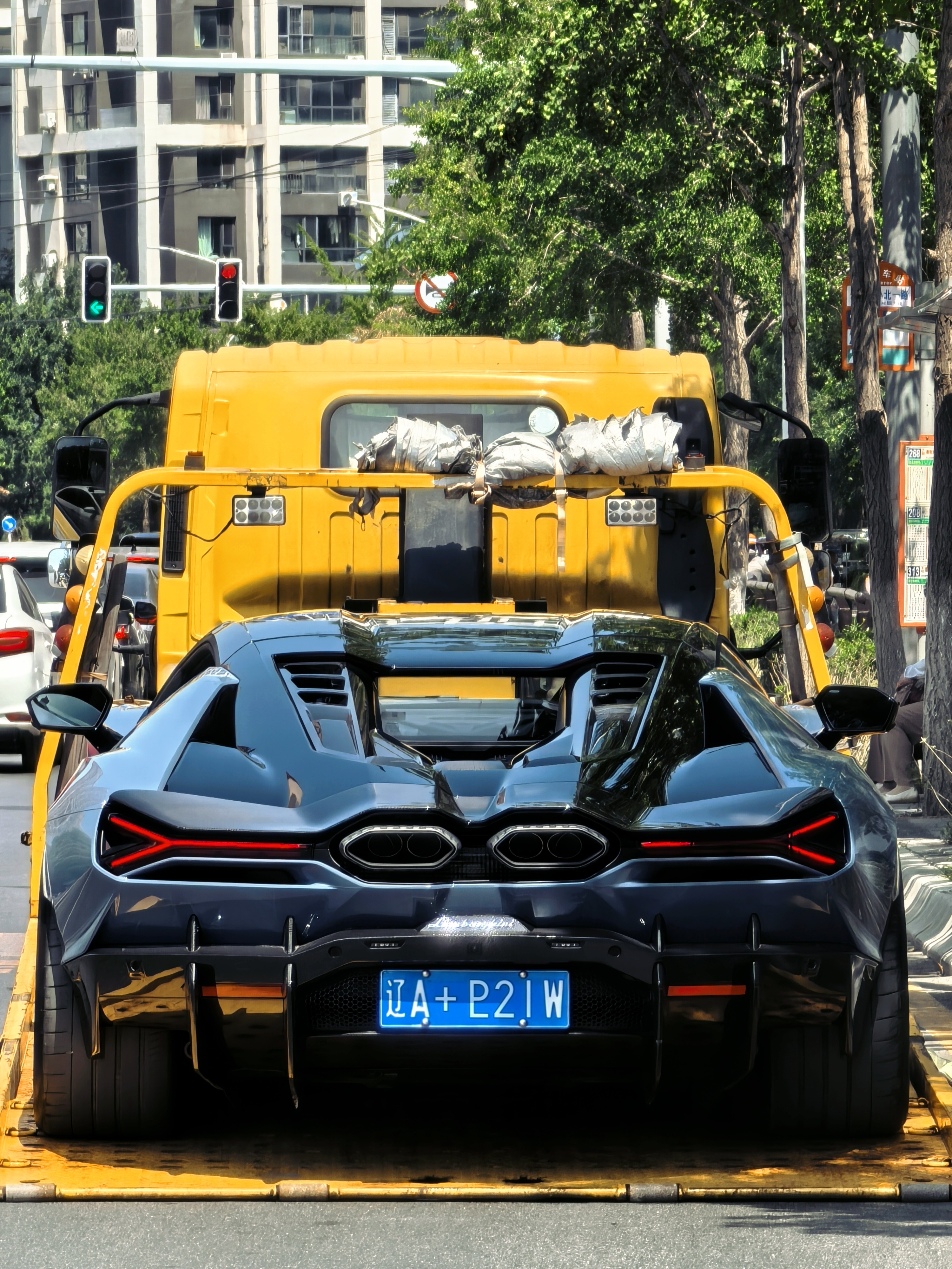 发现一台兰博基尼Revuelto！ 