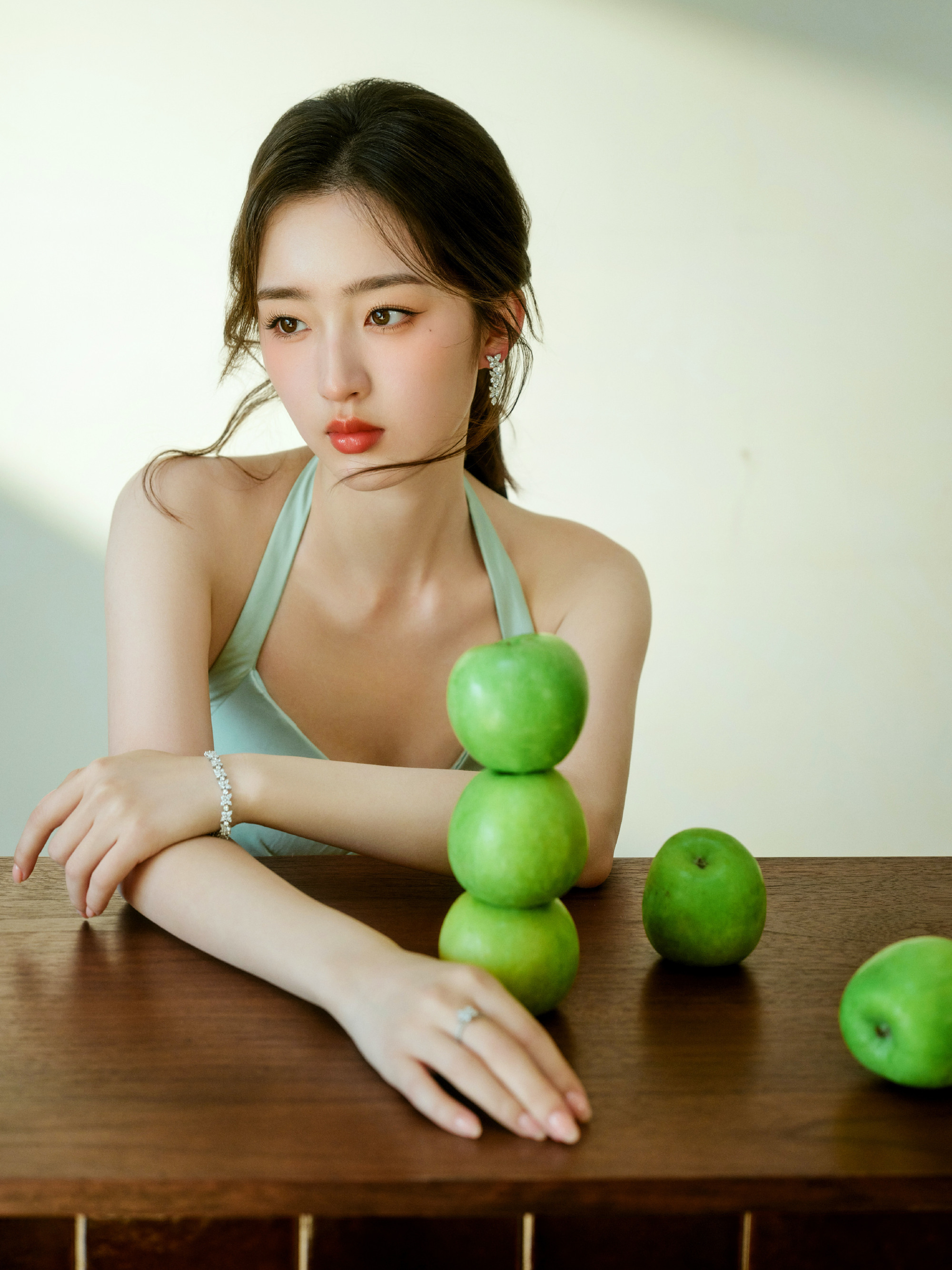 邓恩熙：青涩纯真，轻盈自在，编织如画梦境。邓恩熙