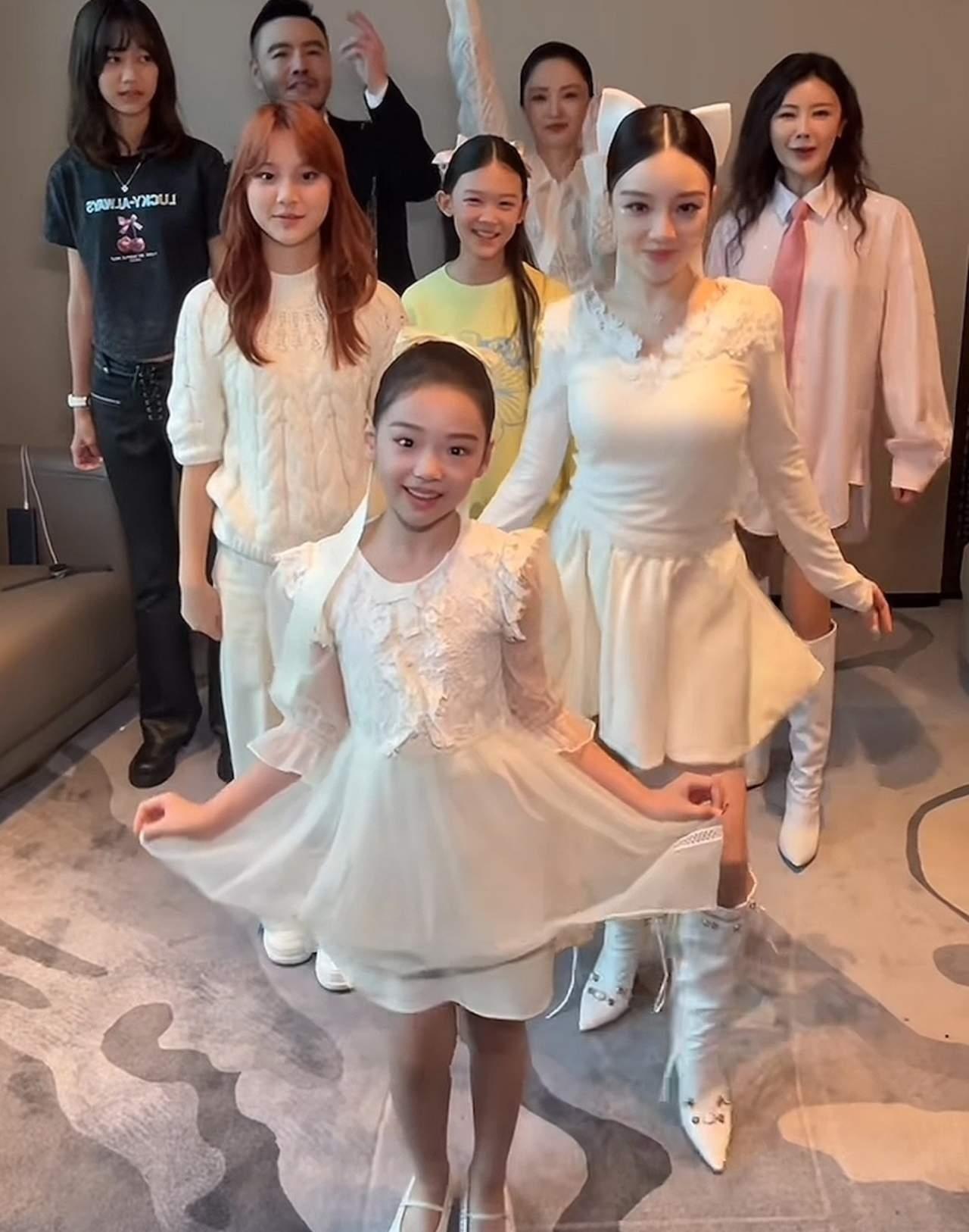 董璇的好闺蜜调侃说，小酒窝更像是李小璐的女儿，两人更像亲母女。

首先两人兴趣爱