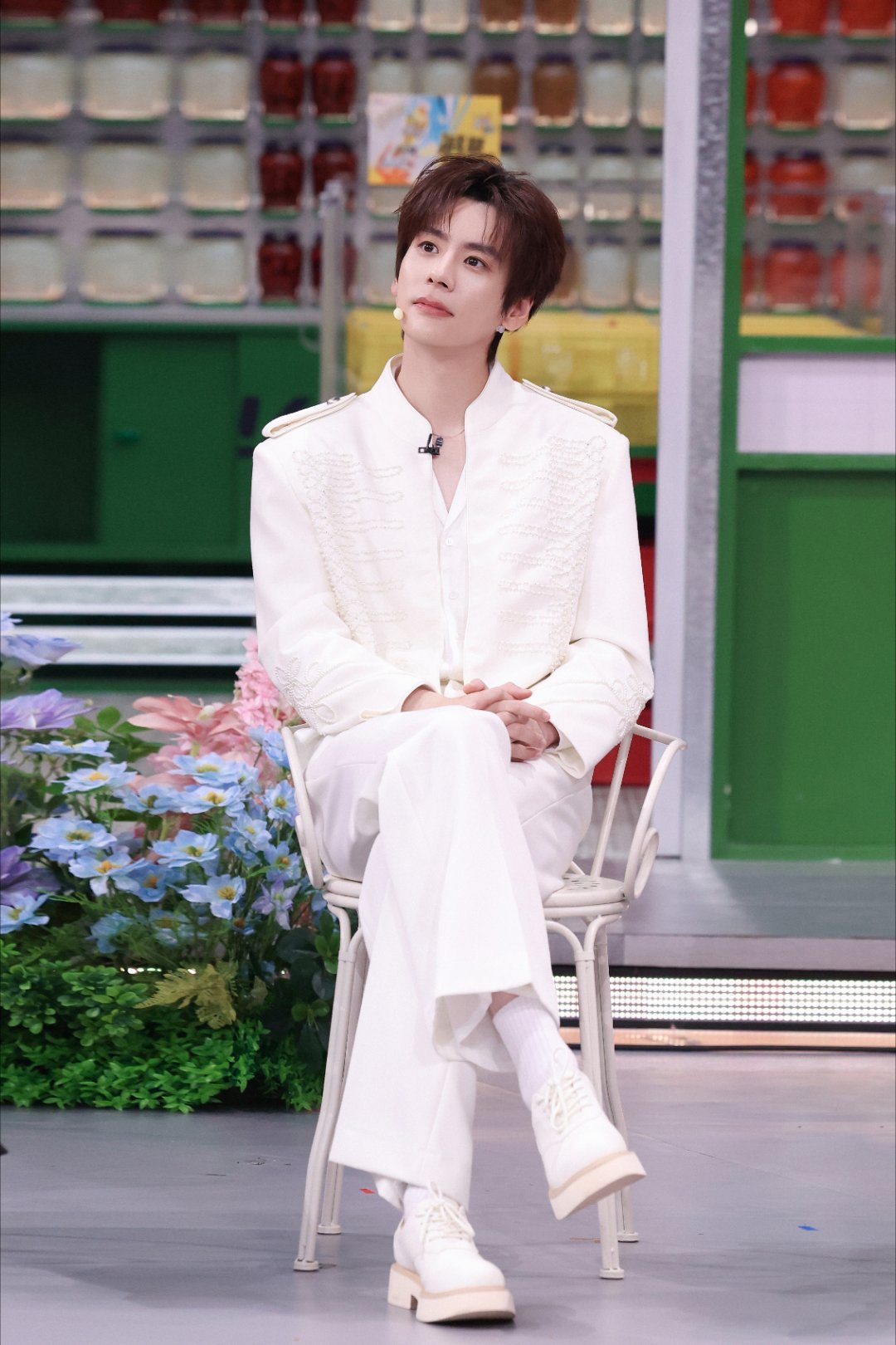 魏哲鸣被牛蛙吓到五官乱飞 魏哲鸣把手捧牛蛙丢回盒子里那一下太有画面感了，动作一气