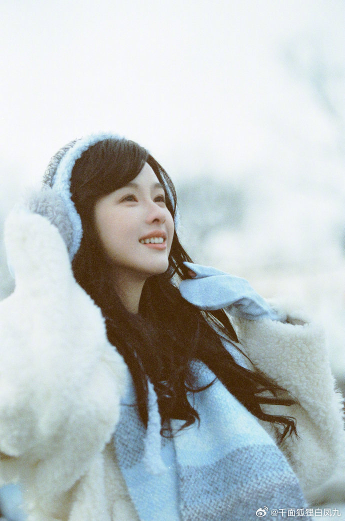 陈都灵露馅了 陈都灵露馅了吧！可爱真是破壳而出藏不住一点啦～嘟嘟的清冷感被甜糯感