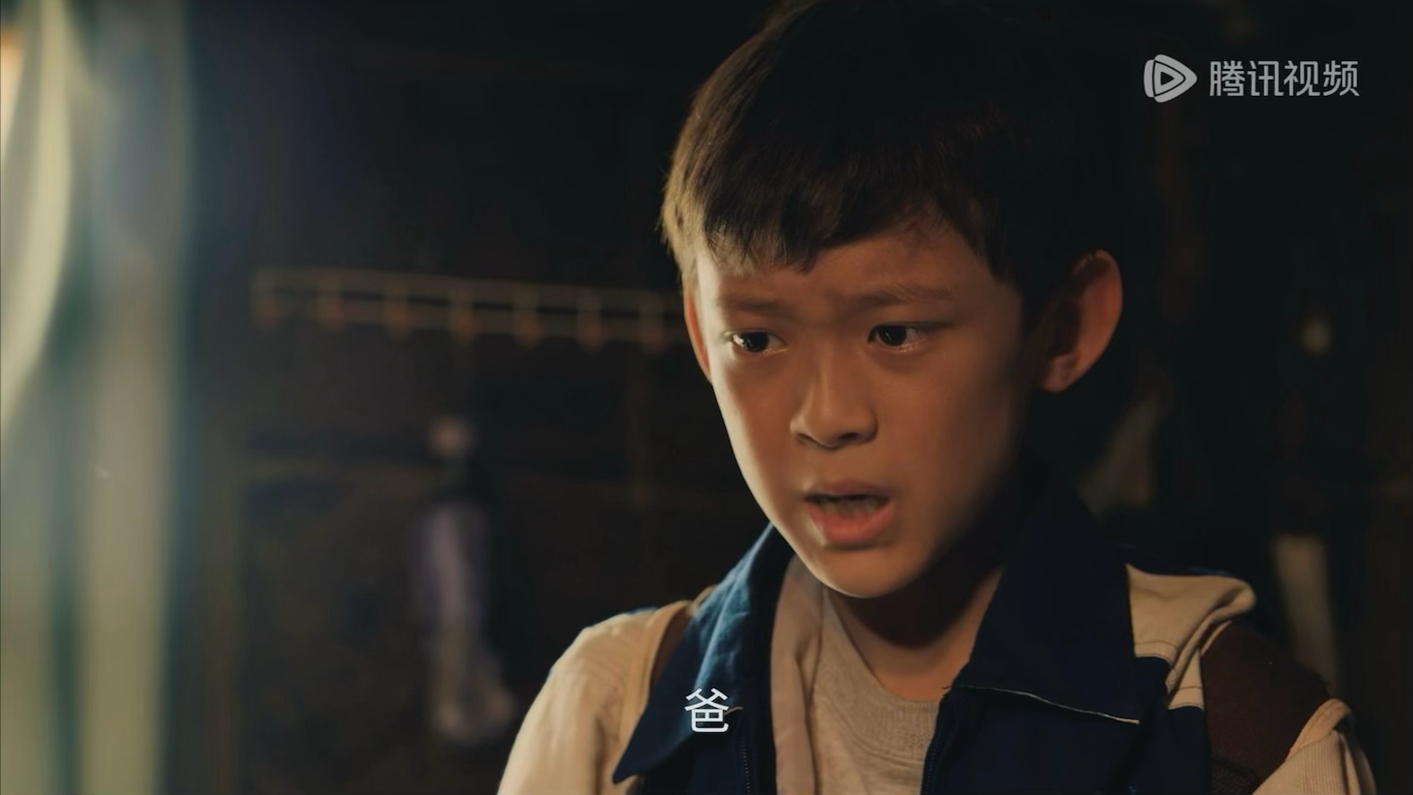 小光第一次开口叫“爸”是为了求孙律师让他留下来照顾养父😢😢最后三个人一起留在