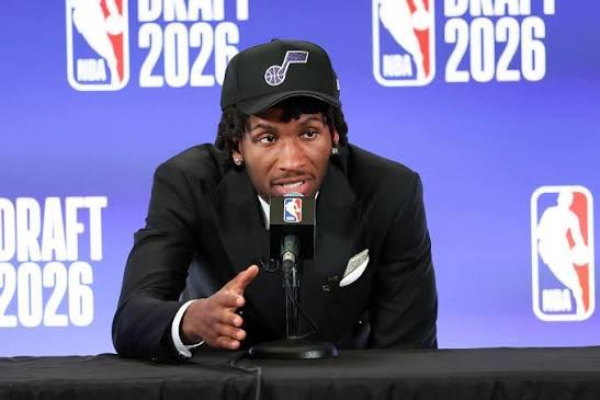 犹他爵士在2026年NBA选秀大会上用榜眼签选中了堪萨斯大学后卫达林·彼得森，为