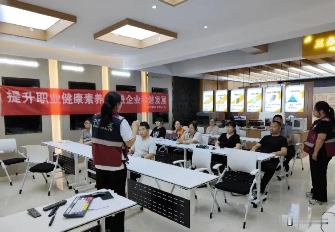 守护一线工人健康】近日，正定县疾控中心深入当地4家制鞋、家具制造企业，面向一线生