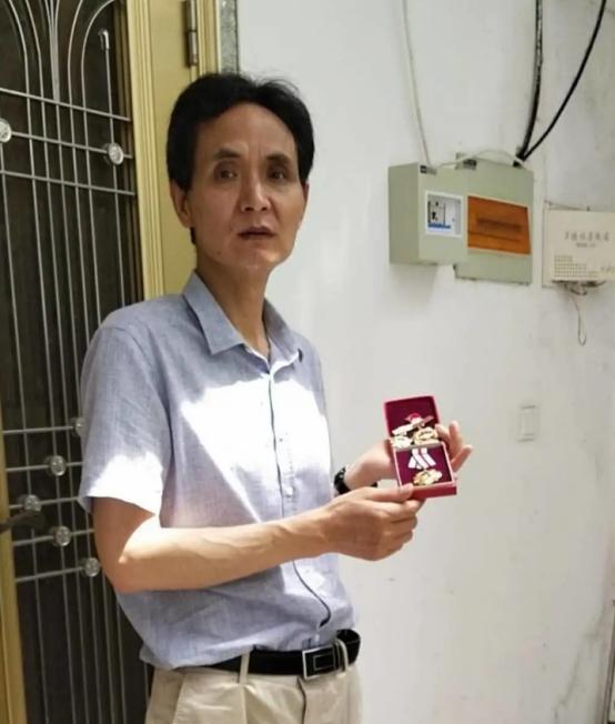 对越自卫反击战一等功臣张长海，潜伏3天3夜，不吃不喝，大小便随身排出。405战斗