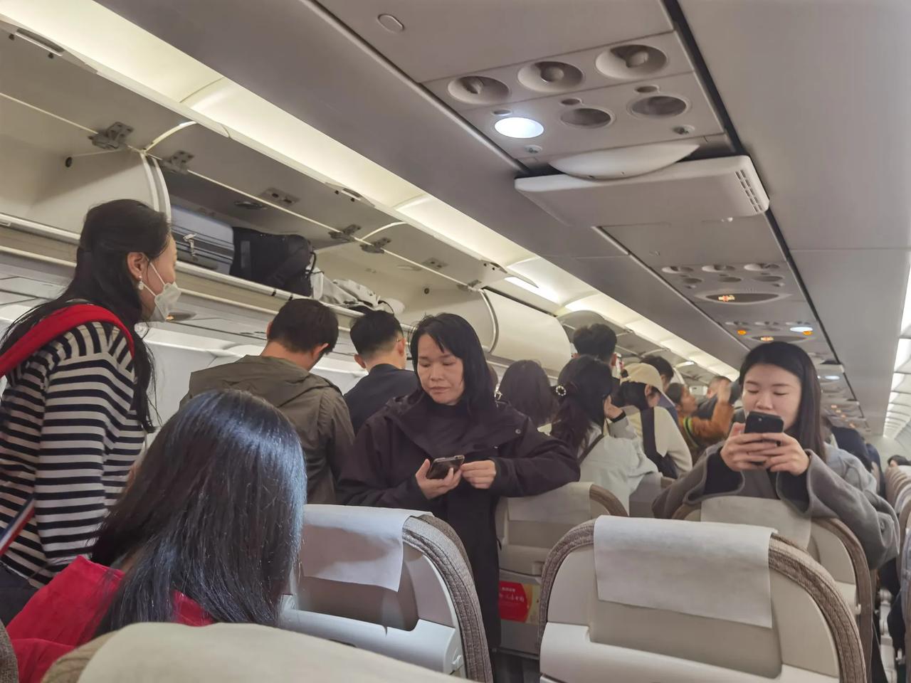 飞机晚上23点左右抵达烟台蓬莱机场，外面寒风刺骨，等旅客们陆续下飞机，打扫卫生的