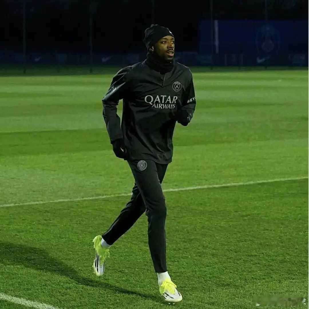 队报：登贝莱训练中出现腿部不适，对阵摩纳哥能否出场成疑据《队报》消息，欧冠淘汰赛