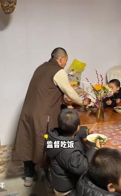2012年，1名和尚开豪车，带孕妇到医院生产，医护抱婴儿出产房问：“谁是孩子爸爸