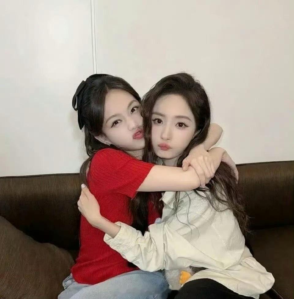 好神奇，杨幂和李一桐关系居然这么好，有什么交集吗[哆啦A梦吃惊] ​​​