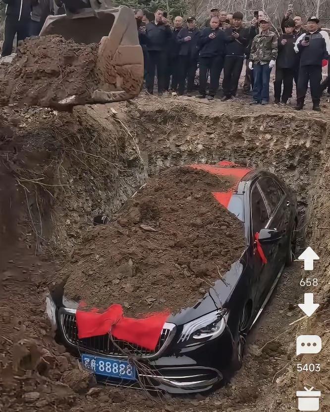 “活埋奔驰车”后续来了，当地政府确认填埋奔驰车情况属实，发布公告坚决杜绝这种破坏