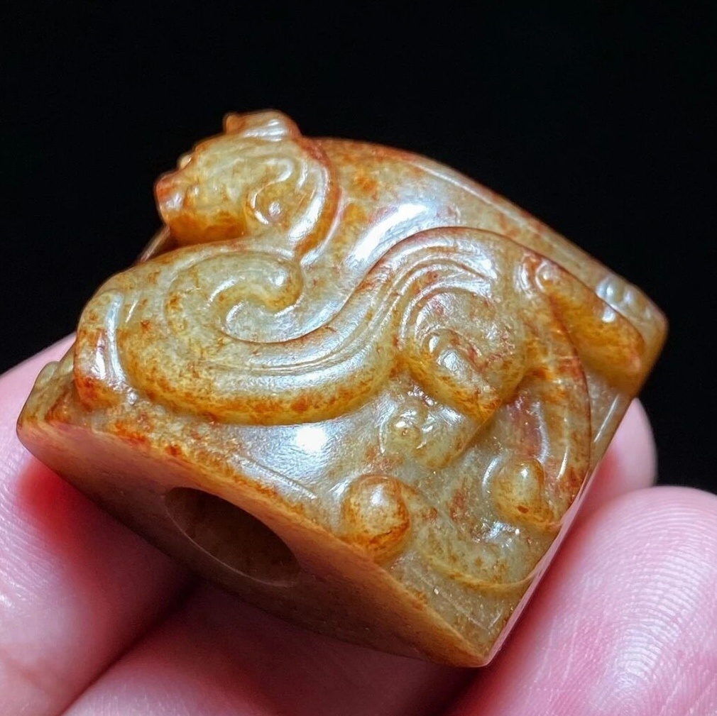 古玉杂谈 汉代和田玉勒子，东西虽少，雕工一级，白玉已变成秋葵色，怎么看都十分舒服