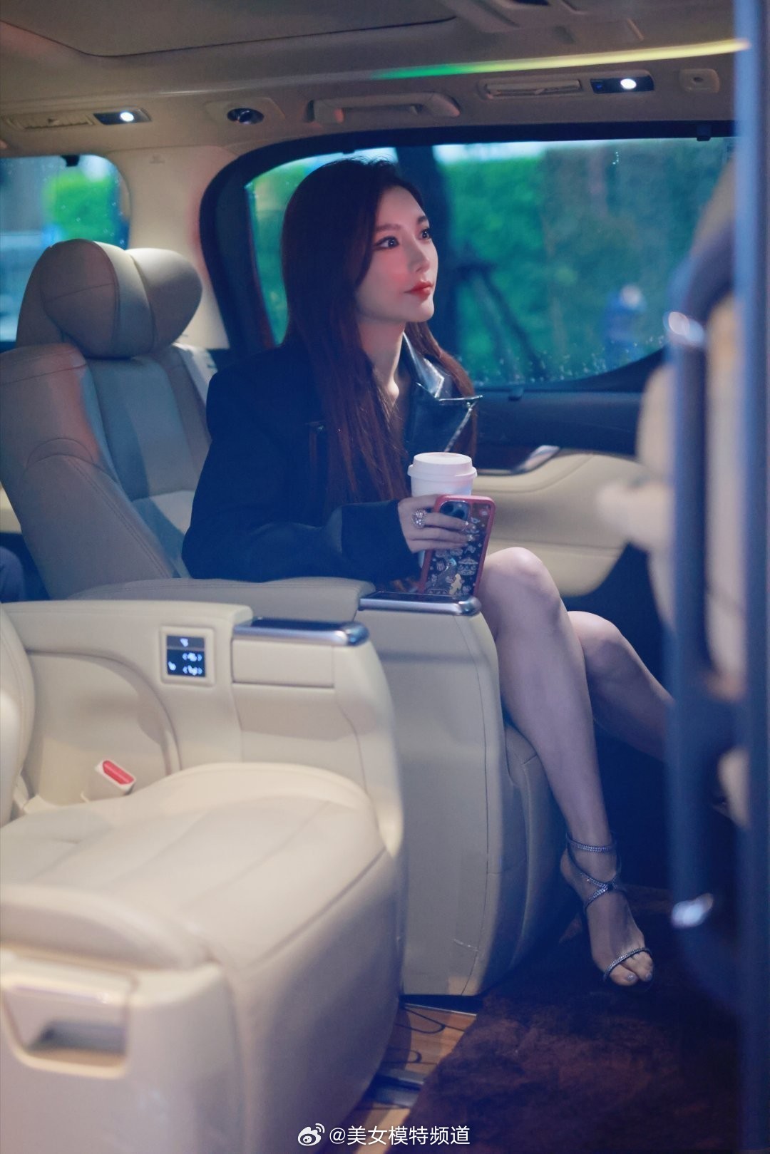 戴燕妮黑酷有型精致迷人 