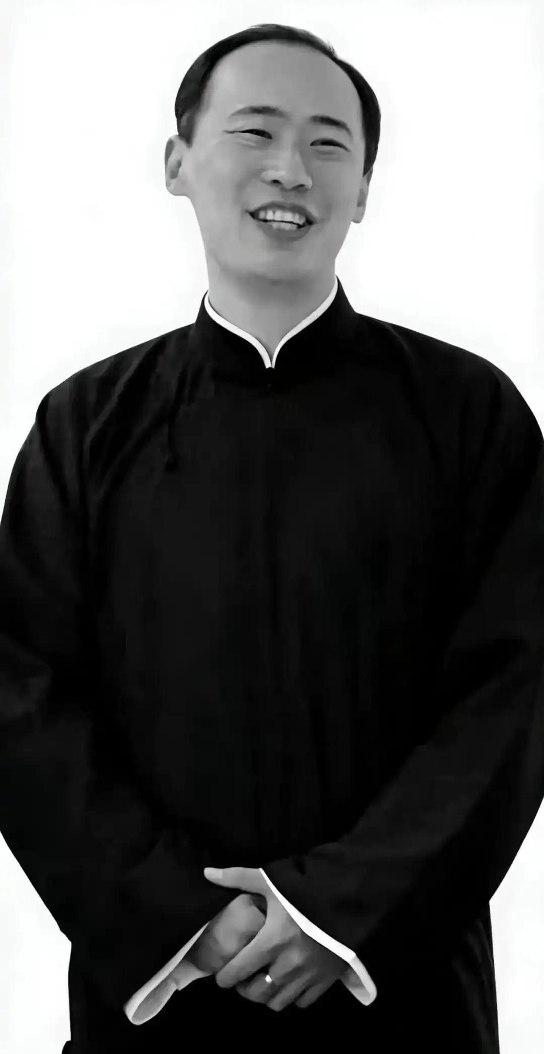 一声叹息。
 
相声演员李晓龙因白血病去世。
 
他是孙小林的得意弟子，侯宝林杯