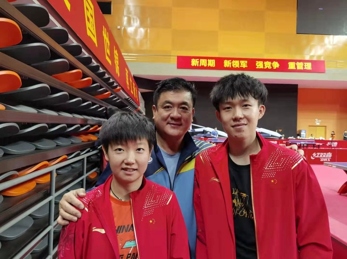 领子都要歪到一起去 