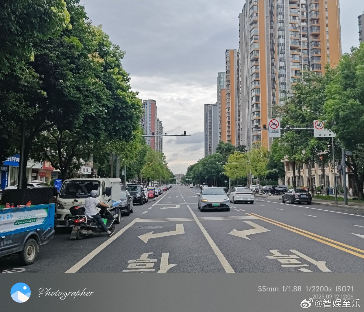 东山酝新雨，西河恋依云。  ​​​