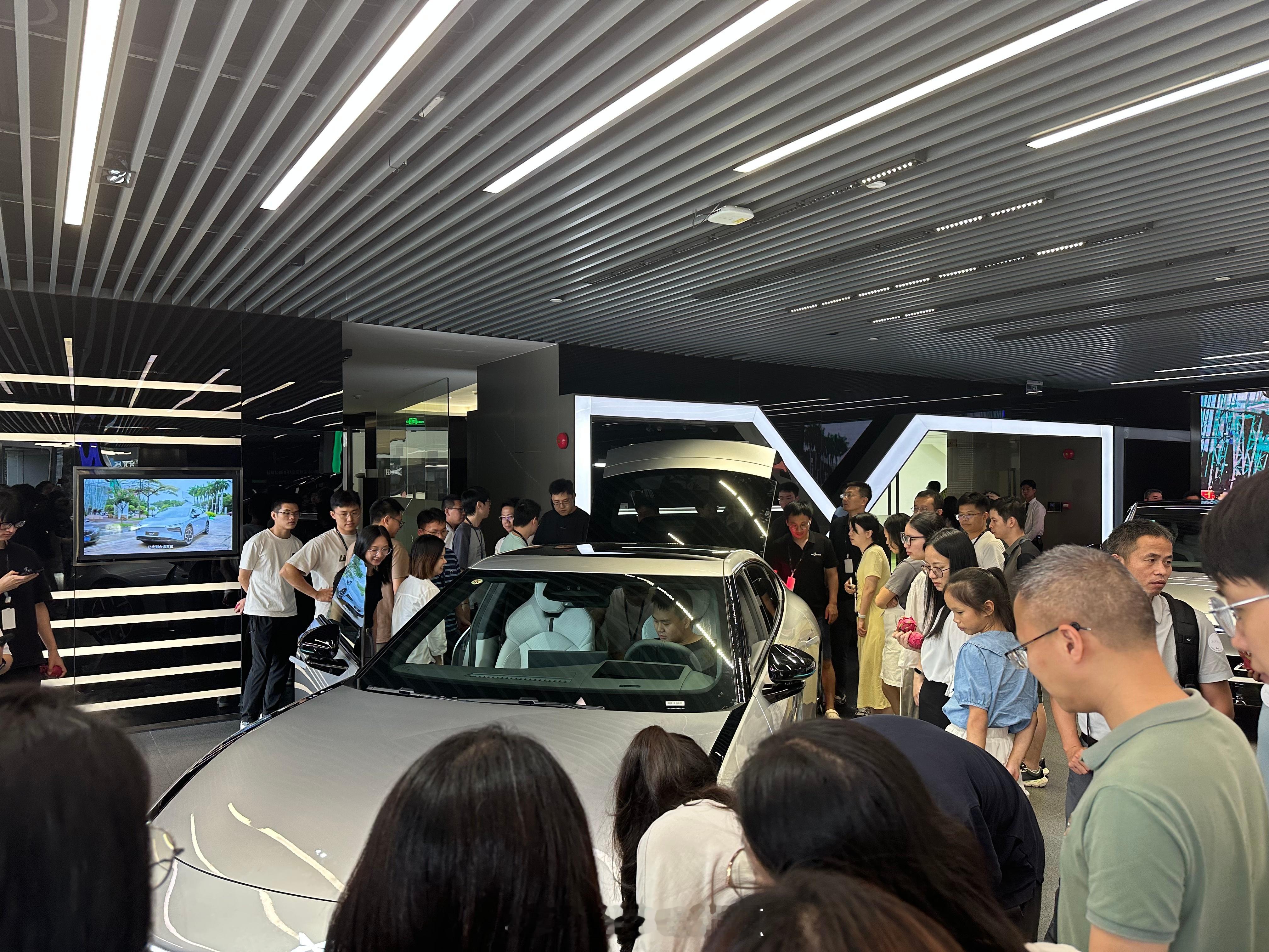 小鹏的门店，这已经快挤不下了吧[允悲]全新小鹏p7开启预售大v聊车全新小鹏p7太