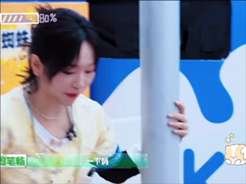 张真源许凯退半步的动作认真的吗张真源许凯你们不想躲周笔畅背后了许凯和张真源这退步