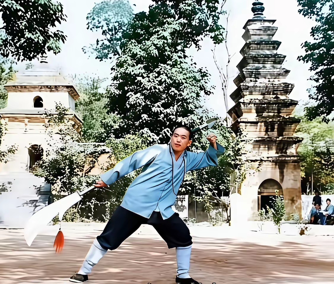 年轻时的释永信在少林寺练功时的一幕，那时候还没有成为方丈。 
