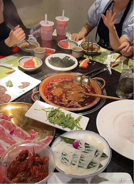 对于很多火锅店来说，能让顾客把火锅店当成自己第二个家的，那绝对是寥寥无几，但是荆