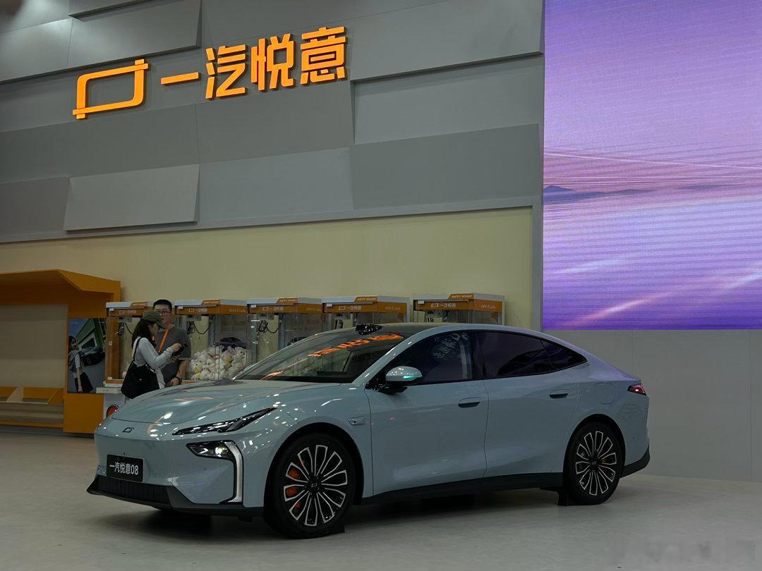 就问你一句话：9万9千9，给你B级车身材、800V超充、电吸门、8295芯片、2