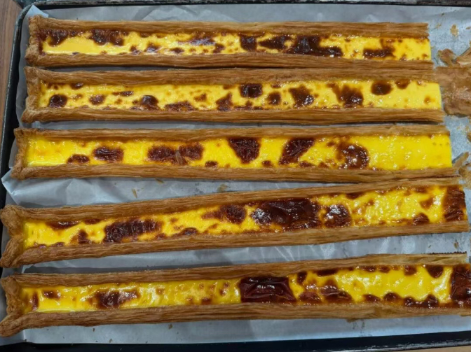每天一条冷知识 最近爆火的超长蛋挞，简直是热量炸弹。以一款约387克的超长蛋挞计