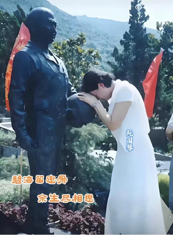 2003年，王伟烈士妻子阮国琴在丈夫铜像前久久不愿起身，泪流满面，至今未改嫁，后