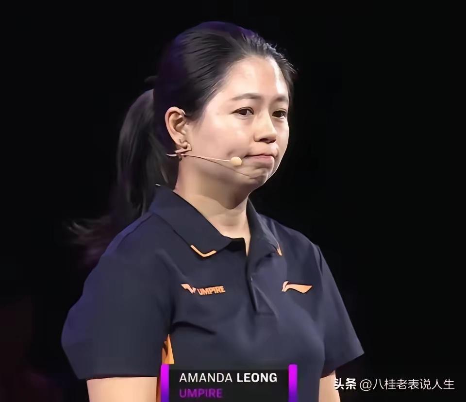 这个裁判被送“黄牌大师”也是不屈！

横滨冠军赛短短几个比赛日，这位阿曼达.梁就