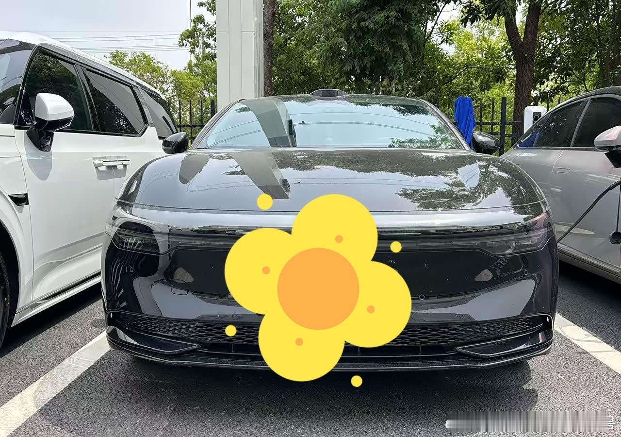 因为颜值关注到这款车，到极氪家看车、试驾感觉都不错。当时主要纠结颜色，黑色或紫色