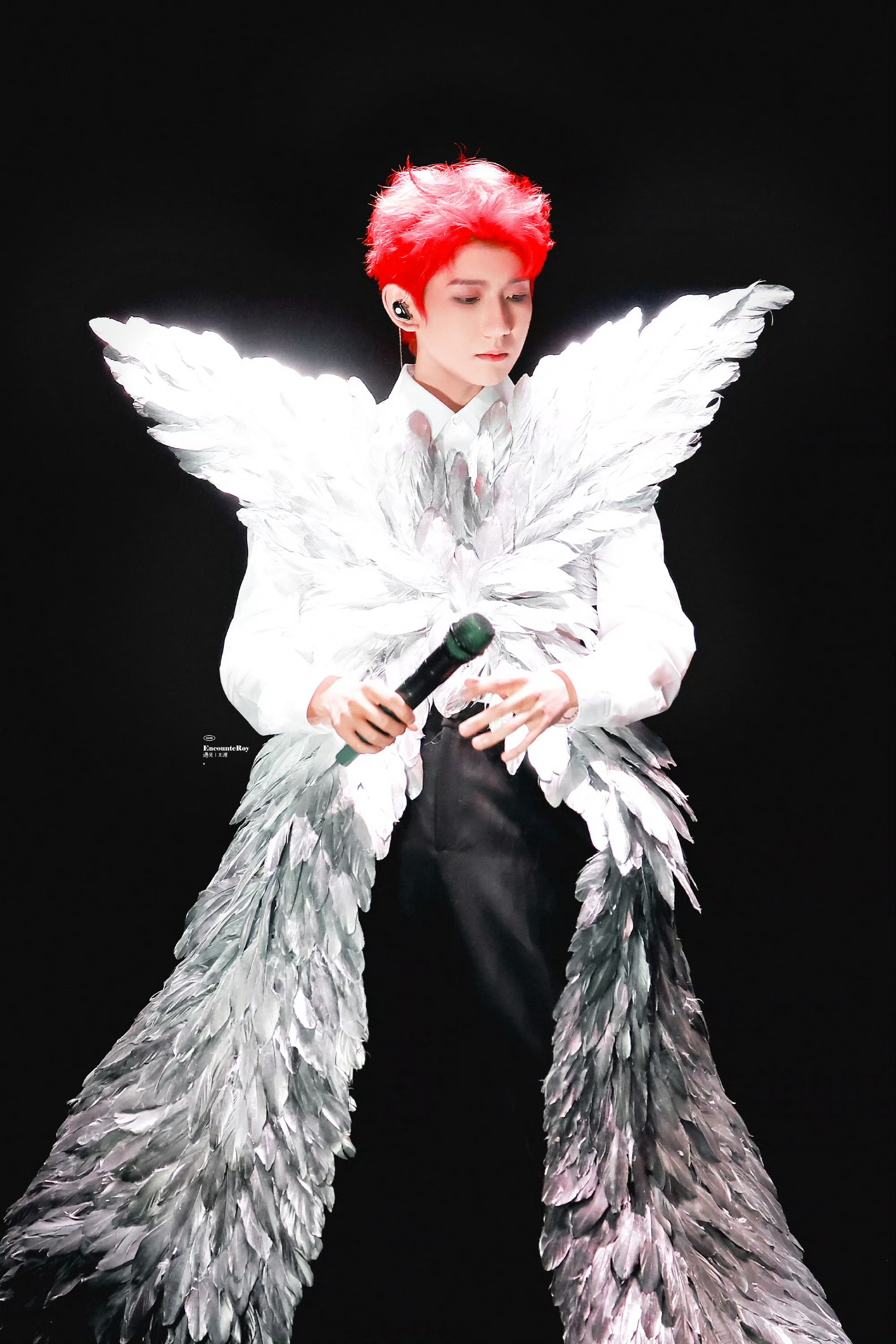 我就说他是天使吧！！！王源这造型太惊艳了！！粉丝好会拍[泪][泪][泪] ​​​