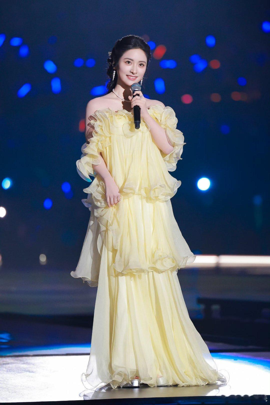 沈月这个黄裙造型好漂亮，清新美丽的花仙子🧚🏻♀️ 