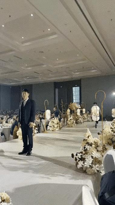 婚礼现场，令人气愤的一幕！新郎站在在台上等新娘进场，不料，一个朋友婚闹恶作剧，从