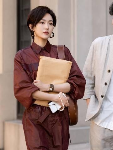 唐嫣新剧高智感唐嫣新剧好养眼 唐嫣新剧镜头美学做得十分到位，女主日常通勤造型精致