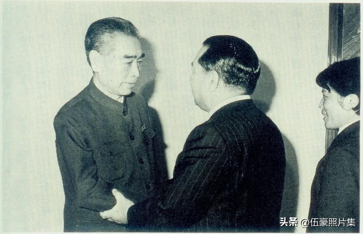 1974年12月5日夜，重病住院的周恩来总理在北京三〇五医院走廊尽头门口迎候，与