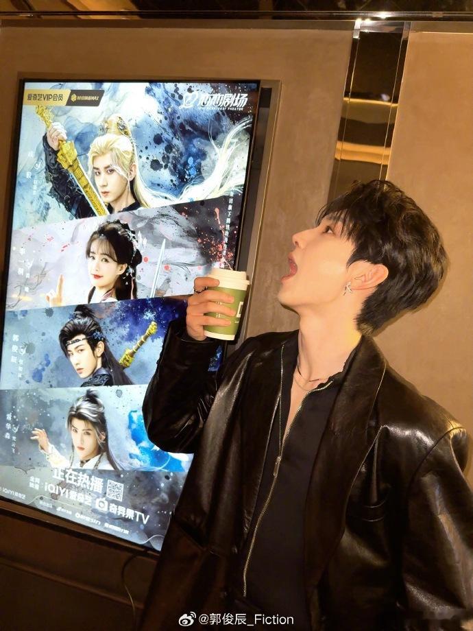 红豆生南国郭俊辰是男模 郭俊辰解锁新风格！新写真中纯黑穿搭搭银色耳饰，光影间气场