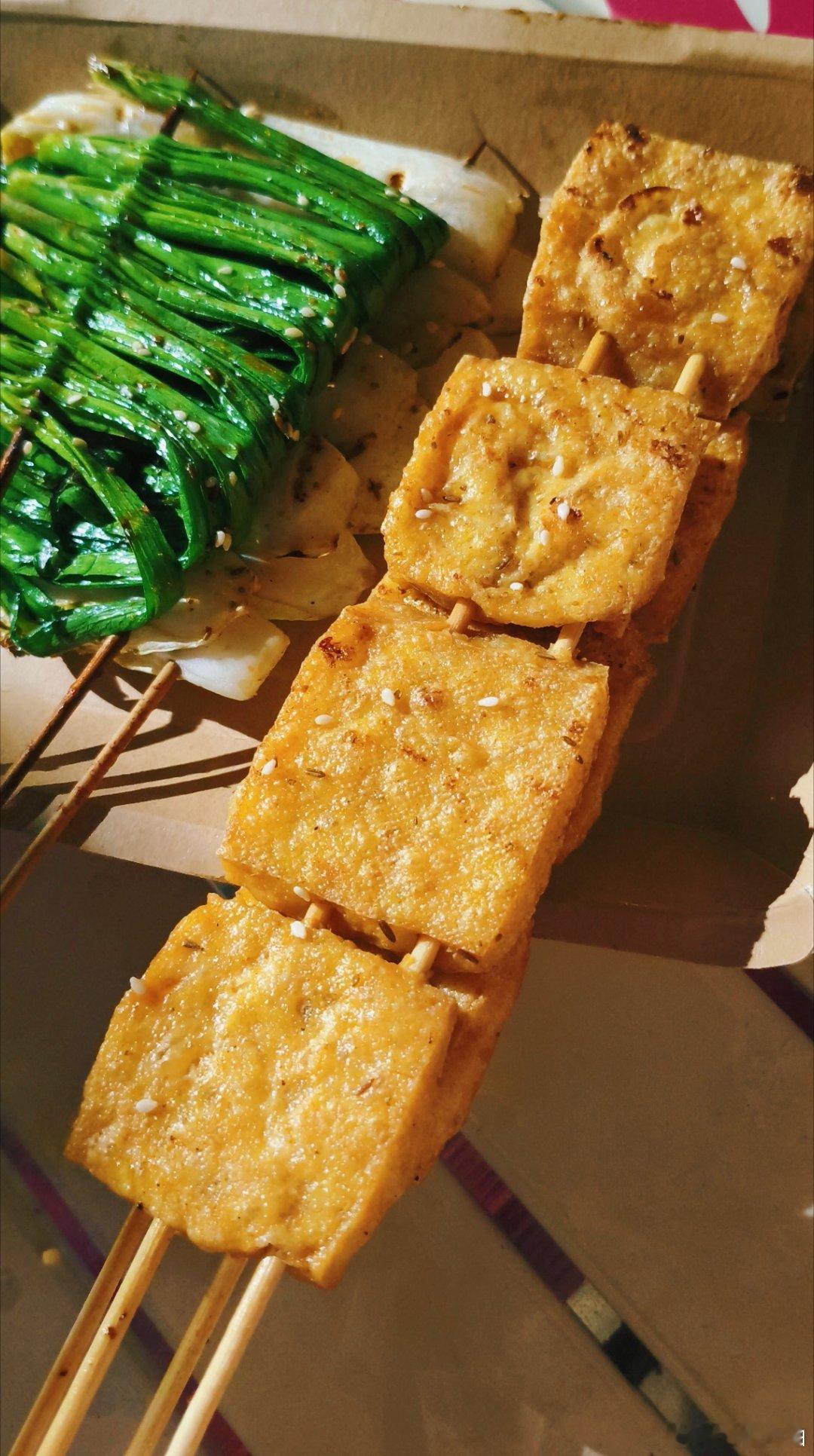 锦州老白烧烤特色：肉类：烤五花肉、烤肥瘦、烤羊小串、烤鸡脆骨、烤鸡翅、烤牛板筋。