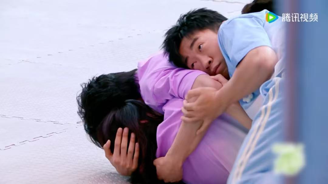 陈妍希摔倒周柯宇下意识保护 一见你就笑 家人们谁懂啊！陈妍希摔倒瞬间周柯宇伸手护