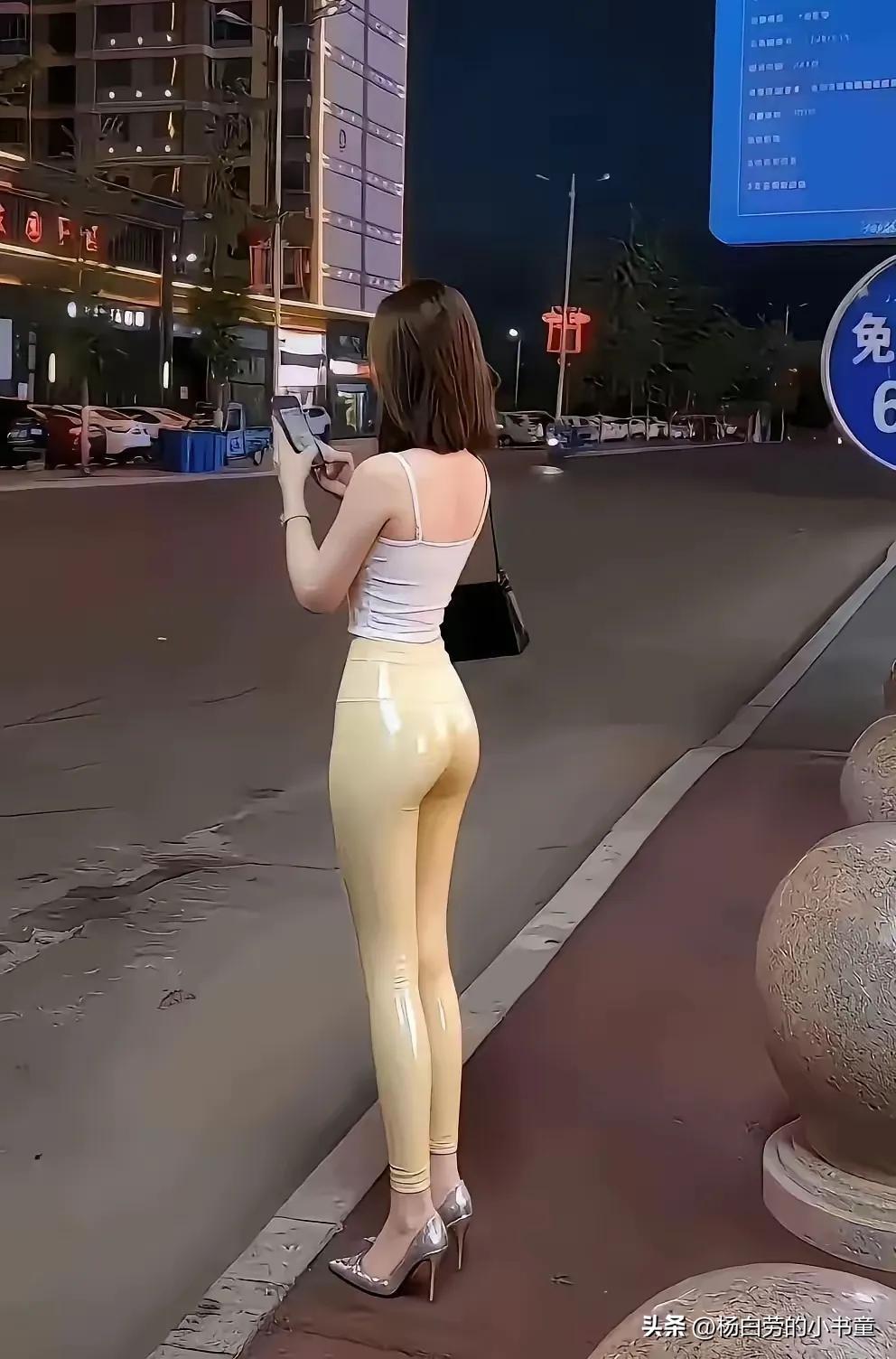 买这种裤子，美女肯定会后悔。
首先，它中看不中用。
夏天不隔热，冬天不保暖。
放