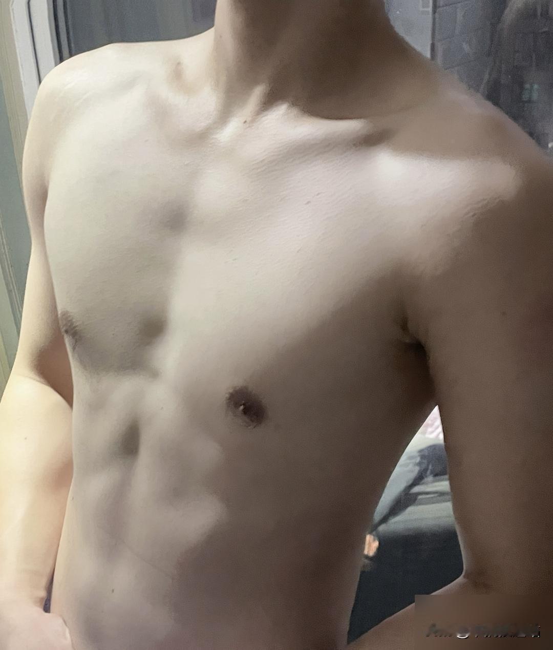 185 男大行不行

还是以前的状态好，不敢练太大 #宽肩窄腰# #腹肌# #我
